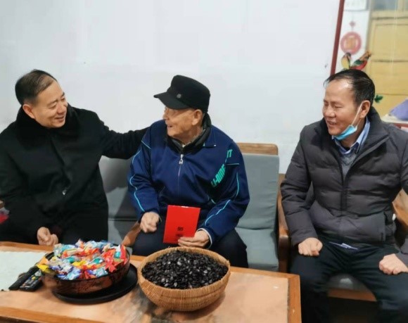 工业集团党委副书记、纪委书记、工会主席孙干峰走访慰问平轨公司生活困难职工和老党员